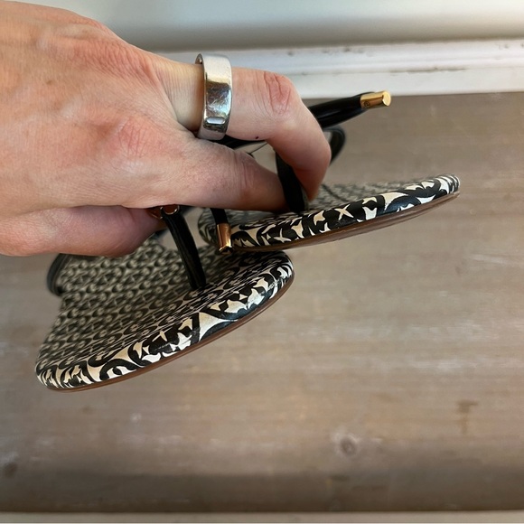 Kate Spade Geometric Bow Sandals 10M Black White Tile Print Flat Vacation - Picture 4 of 9